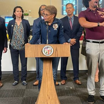 IMPONEN TOQUE DE QUEDA EN LOS ÁNGELES POR OLA DE PROTESTAS Y DISTURBIOS