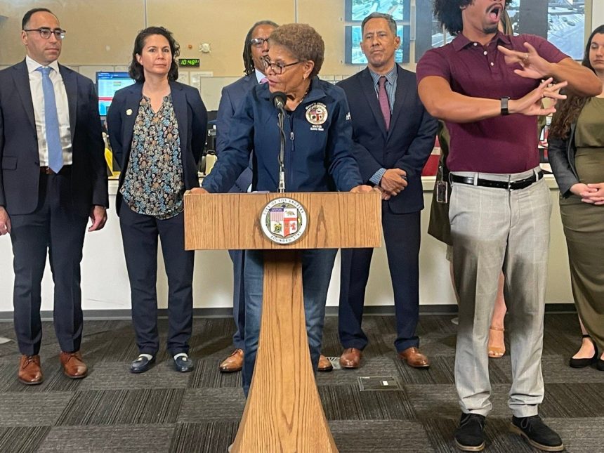IMPONEN TOQUE DE QUEDA EN LOS ÁNGELES POR OLA DE PROTESTAS Y DISTURBIOS