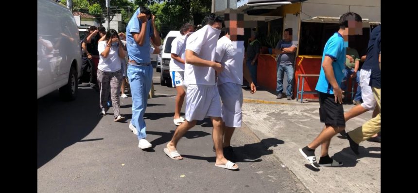 40 ESTUDIANTES CAPTURADOS FUERON TRASLADADOS A LA UNIDAD DE NIÑEZ Y ADOLESCENCIA DE LA PGR