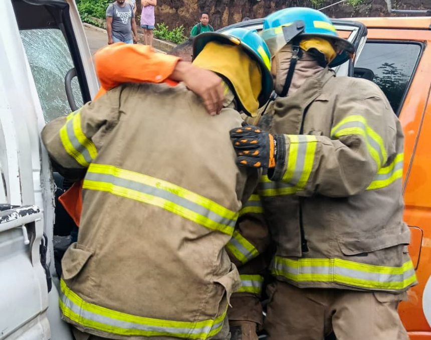 PERSONA RESCATADA TRAS APARATOSO ACCIDENTE EN CARRETERA DE SONSONATE A LOS NARANJOS