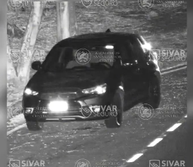 CÁMARAS DE VIDEOVIGILANCIA CAPTAN A PAREJA EN ACTOS INMORALES EN LA VÍA PÚBLICA EN SAN SALVADOR