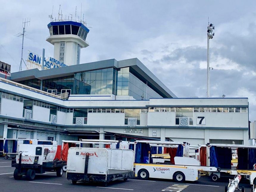 HOMBRE FALLECE DENTRO DE AVIÓN EN EL AEROPUERTO INTERNACIONAL OSCAR ARNULFO ROMERO