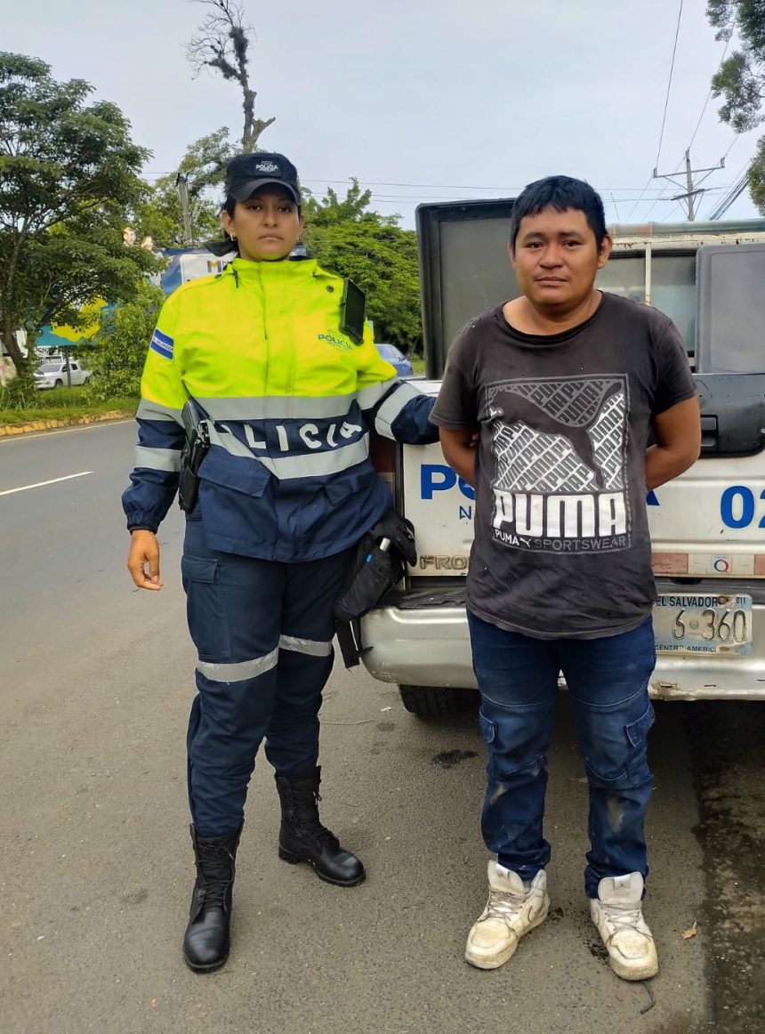 CAPTURAN A DOS CONDUCTORES EBRIOS EN SANTA ANA, UNO CHOCÓ CONTRA PATRULLA POLICIAL