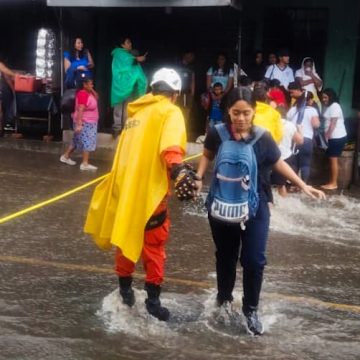 BOMBEROS COORDINAN PASO PEATONAL EN TERMINAL NUEVA DE SONSONATE ANTE FUERTES LLUVIAS