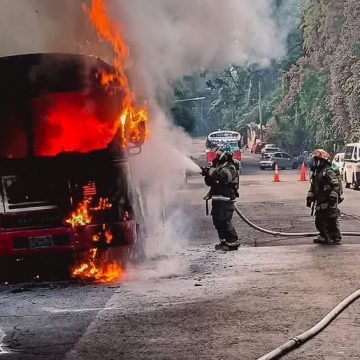 CUERPO DE BOMBEROS ATIENDE INCENDIOS VEHICULARES EN LA LIBERTAD Y MEJICANOS