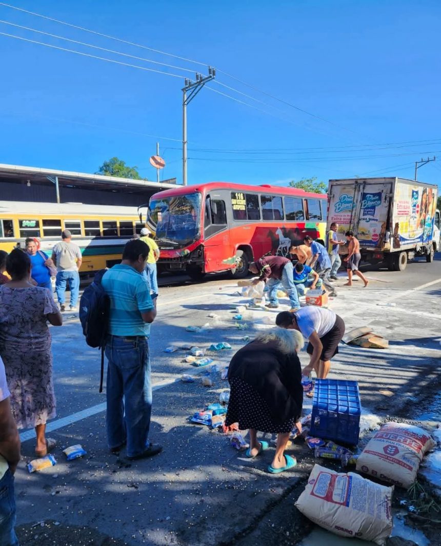 CAMIÓN REPARTIDOR CHOCA CON AUTOBÚS EN SAN MARTÍN Y MERCADERÍA QUEDA REGADA EN LA CARRETERA