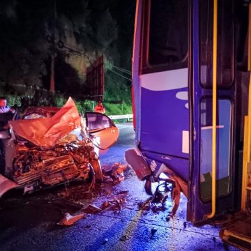HOMBRE RESULTA GRAVEMENTE LESIONADO EN CHOQUE ENTRE SEDÁN Y AUTOBÚS EN CARRETERA DE ORO