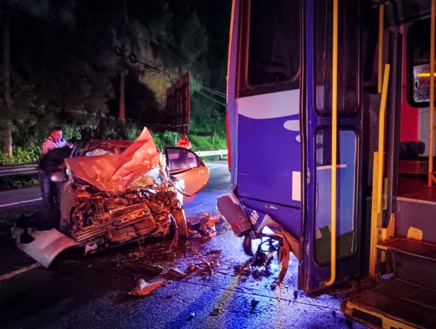 HOMBRE RESULTA GRAVEMENTE LESIONADO EN CHOQUE ENTRE SEDÁN Y AUTOBÚS EN CARRETERA DE ORO