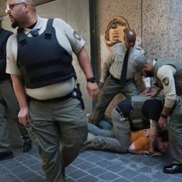 ICE DETIENE A 44 MIGRANTES EN LOS ÁNGELES Y PROTESTAS TERMINAN EN DISTURBIOS