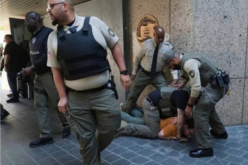 ICE DETIENE A 44 MIGRANTES EN LOS ÁNGELES Y PROTESTAS TERMINAN EN DISTURBIOS
