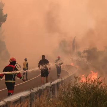 INCENDIO FORESTAL OBLIGA A EVACUACIONES MASIVAS EN LA COSTA SUR DE CROACIA