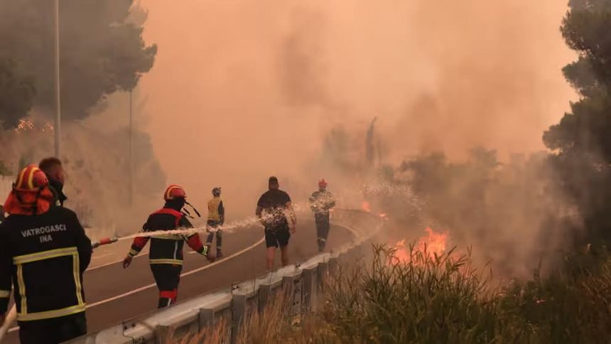 INCENDIO FORESTAL OBLIGA A EVACUACIONES MASIVAS EN LA COSTA SUR DE CROACIA