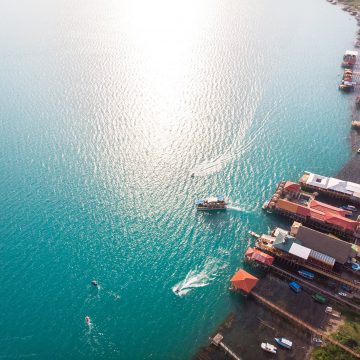 AGUAS DEL LAGO DE COATEPEQUE SE TORNAN TURQUESA: UN ESPECTÁCULO NATURAL QUE SORPRENDE A VISITANTES