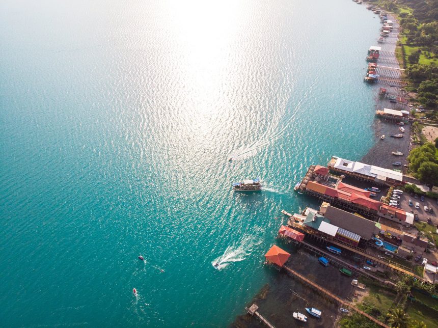 AGUAS DEL LAGO DE COATEPEQUE SE TORNAN TURQUESA: UN ESPECTÁCULO NATURAL QUE SORPRENDE A VISITANTES