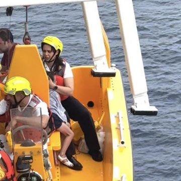 PADRE SE LANZA DE CRUCERO PARA SALVAR A SU HIJA DE 5 AÑOS EN PLENA TRAVESÍA