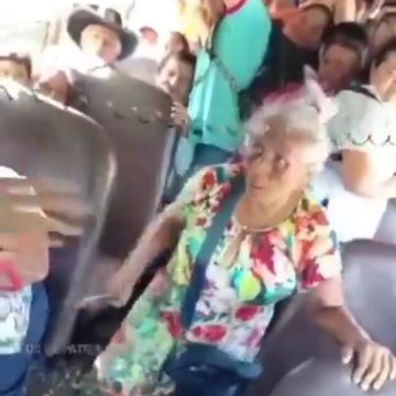 MUJER DE LA TERCERA EDAD INTENTA APUÑALAR A PREDICADOR EN UNIDAD DE LA RUTA 155