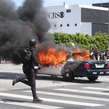 DISTURBIOS EN LOS ÁNGELES: MIGRANTES Y GUARDIA NACIONAL SE ENFRENTAN  EN LAS CALLES