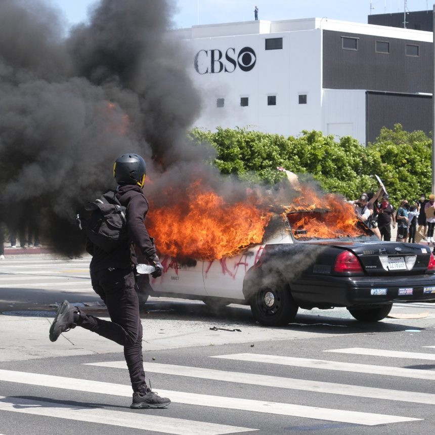 DISTURBIOS EN LOS ÁNGELES: MIGRANTES Y GUARDIA NACIONAL SE ENFRENTAN  EN LAS CALLES