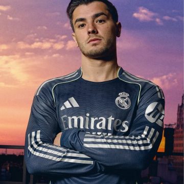 REAL MADRID PRESENTA SU SEGUNDA EQUIPACIÓN EN AZUL OSCURO PARA LA TEMPORADA 2025-2026