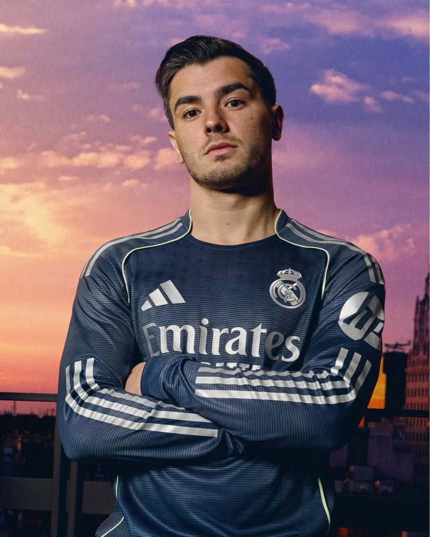 REAL MADRID PRESENTA SU SEGUNDA EQUIPACIÓN EN AZUL OSCURO PARA LA TEMPORADA 2025-2026