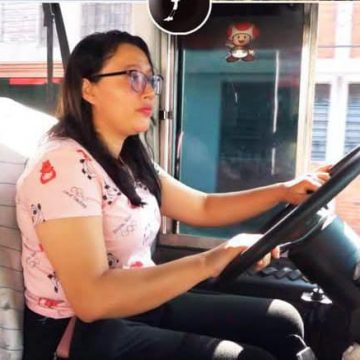 JÁQUELINE PÉREZ: MOTORISTA, VENDEDORA Y MAMÁ EJEMPLAR QUE LUCHA POR EL FUTURO DE SU HIJO