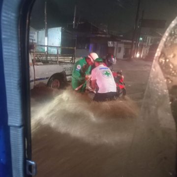 RESCATARON A MOTOCICLISTA ATRAPADO EN FUERTE CORRENTADA DURANTE TORMENTA EN SANTA ANA
