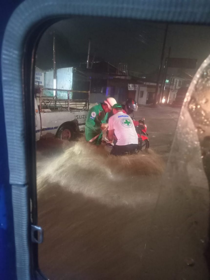 RESCATARON A MOTOCICLISTA ATRAPADO EN FUERTE CORRENTADA DURANTE TORMENTA EN SANTA ANA
