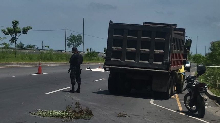 MOTOCICLISTA FALLECE TRAS IMPACTAR CONTRA VOLQUETA EN SAN LUIS TALPA