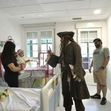 JOHNNY DEPP SORPRENDE A NIÑOS CON CÁNCER EN HOSPITAL INFANTIL DE MADRID