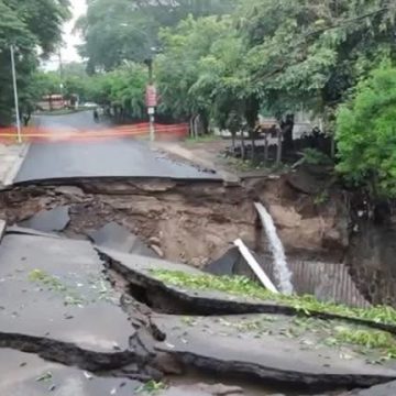 COLAPSA PUENTE PRINCIPAL EN VILLA LOURDES POR CRECIDA DE RÍO EN COLÓN, LA LIBERTAD