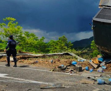DOS RASTRAS SE ACCIDENTAN EN METAPÁN Y RESTRINGEN PASO VEHICULAR