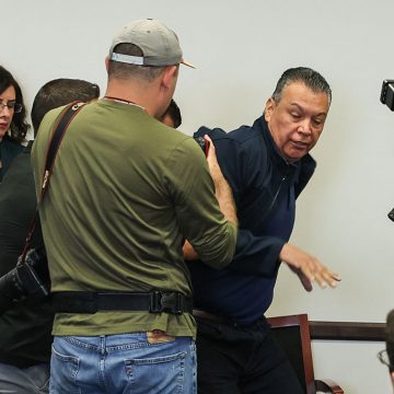 SENADOR DEMÓCRATA ALEX PADILLA FUE ESPOSADO TRAS INTERRUMPIR RUEDA DE PRENSA DE SECRETARIA DE SEGURIDAD NACIONAL