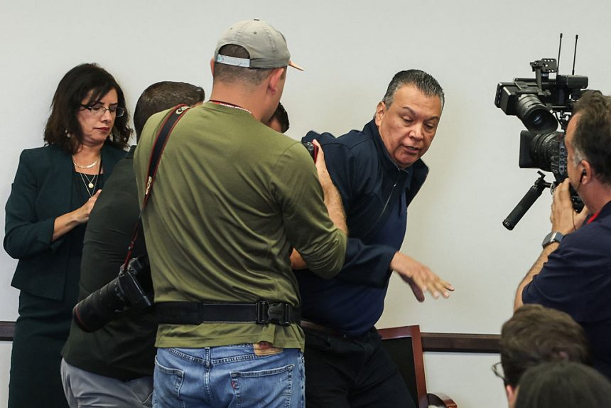 SENADOR DEMÓCRATA ALEX PADILLA FUE ESPOSADO TRAS INTERRUMPIR RUEDA DE PRENSA DE SECRETARIA DE SEGURIDAD NACIONAL