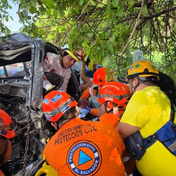 UTILIZAN EQUIPO HIDRÁULICO PARA RESCATAR A HOMBRE ATRAPADO EN VEHÍCULO EN CARRETERA A SONSONATE