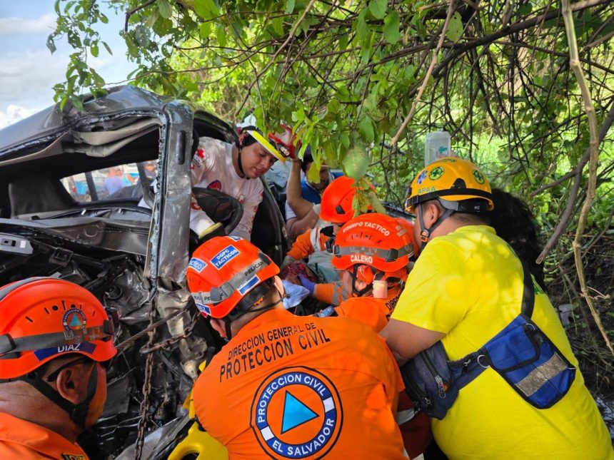 UTILIZAN EQUIPO HIDRÁULICO PARA RESCATAR A HOMBRE ATRAPADO EN VEHÍCULO EN CARRETERA A SONSONATE