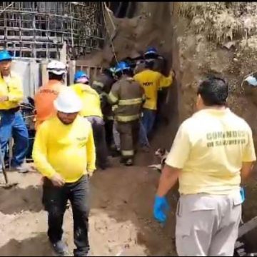OBRERO MUERE SOTERRADO TRAS CAERLE UN ALUD DE TIERRA EN SOYAPANGO