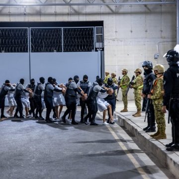 JUEZ FEDERAL FRENA DEPORTACIÓN DE VENEZOLANOS A EL SALVADOR Y PERMITE APELACIÓN, AUN CON VÍNCULOS AL TREN DE ARAGUA