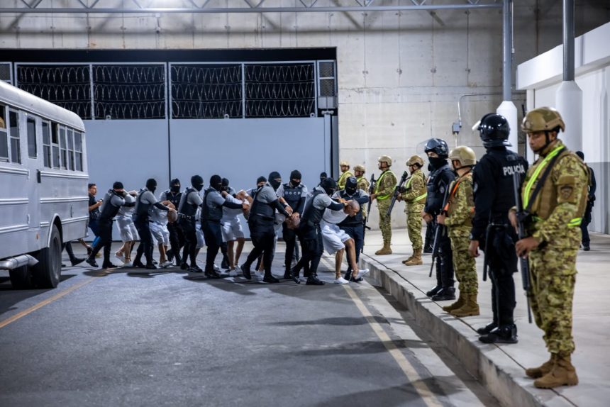 JUEZ FEDERAL FRENA DEPORTACIÓN DE VENEZOLANOS A EL SALVADOR Y PERMITE APELACIÓN, AUN CON VÍNCULOS AL TREN DE ARAGUA