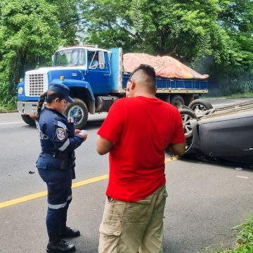 VEHÍCULO VUELCA EN CARRETERA A SANTA ANA POR DISTRACCIÓN DEL CONDUCTOR