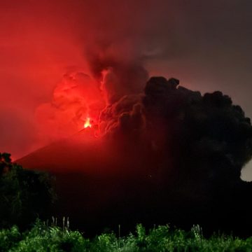 VOLCÁN DE FUEGO EN GUATEMALA REGISTRA AUMENTO DE ACTIVIDAD Y FLUJO DE LAVA ACTIVO