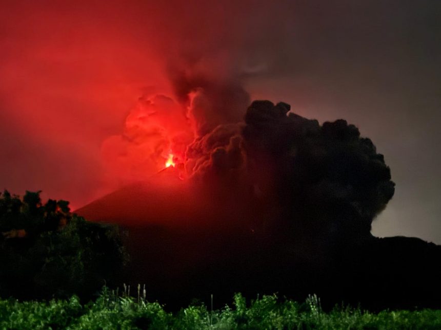 VOLCÁN DE FUEGO EN GUATEMALA REGISTRA AUMENTO DE ACTIVIDAD Y FLUJO DE LAVA ACTIVO