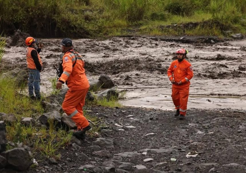 ERUPCIÓN DEL VOLCÁN DE FUEGO OBLIGA A EVACUAR A CASI 800 PERSONAS EN GUATEMALA