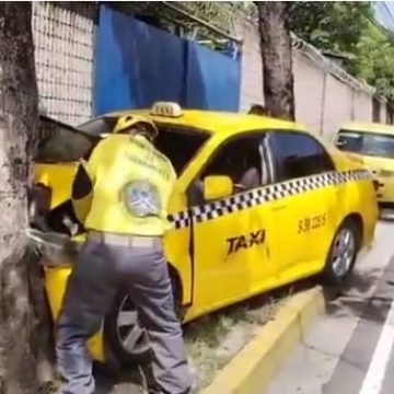 COMANDOS DE SALVAMENTO RESCATÓ A UN TAXISTA QUE QUEDÓ ATRAPADO POR UN CHOQUE QUE SUFRIÓ EN BULEVAR DEL EJÉRCITO