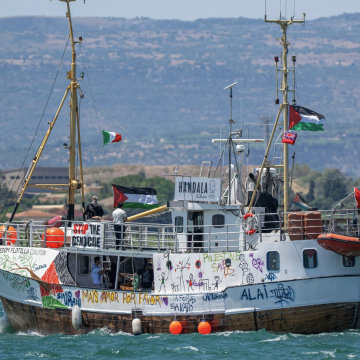 NUEVO BARCO ZARPA DE ITALIA HACIA GAZA CON AYUDA HUMANITARIA Y ACTIVISTAS