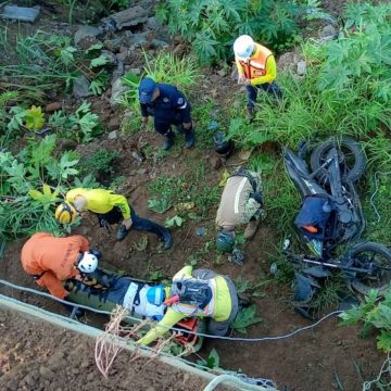 RESCATARON A MOTOCICLISTA QUE CAYÓ EN BARRANCO EN CARRETERA LOS CHORROS