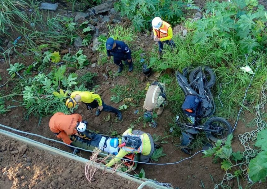 RESCATARON A MOTOCICLISTA QUE CAYÓ EN BARRANCO EN CARRETERA LOS CHORROS