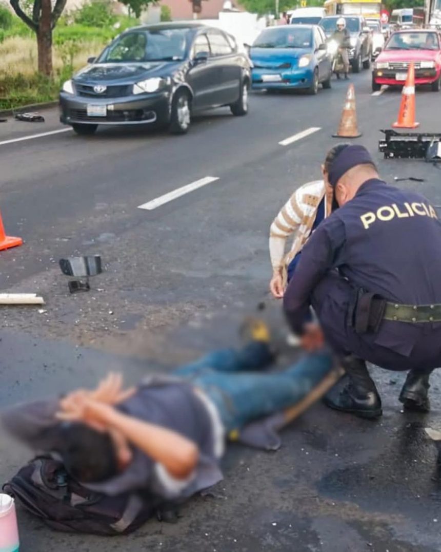 MOTOCICLISTAS INVOLUCRADOS EN MÚLTIPLES ACCIDENTES DE TRÁNSITO EN EL SALVADOR