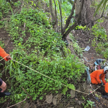 PNC RESCATA A HOMBRE TRAS CAER EN UNA QUEBRADA EN LA COLONIA LAS DELICIAS