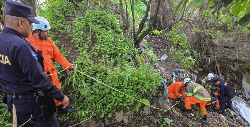 PNC RESCATA A HOMBRE TRAS CAER EN UNA QUEBRADA EN LA COLONIA LAS DELICIAS