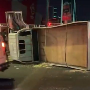 DOS VEHÍCULOS VOLCADOS EN DISTINTOS PUNTOS DE SAN SALVADOR ESTA MADRUGADA